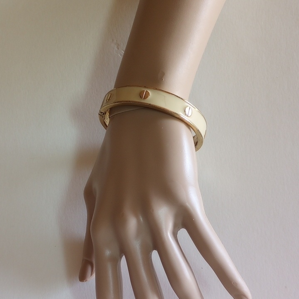 ELEGANT HIGH END HINGED BANGLE BRACELET CREAM COLOR ENAMEL  GOLD PLATED